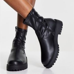 Black wide fit chunky ankle Chelsea boots - Size 9